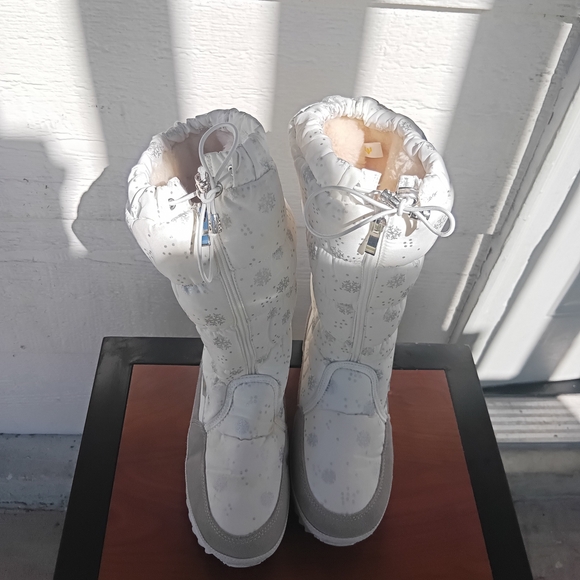 Cozy White Snowflake Winter Boots - Picture 3 of 6